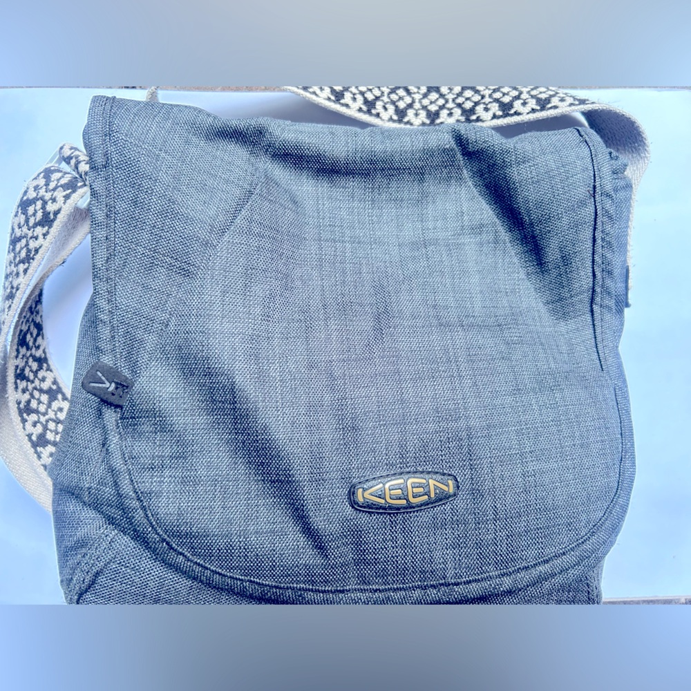 KEEN crossbody bag with multiple pockets